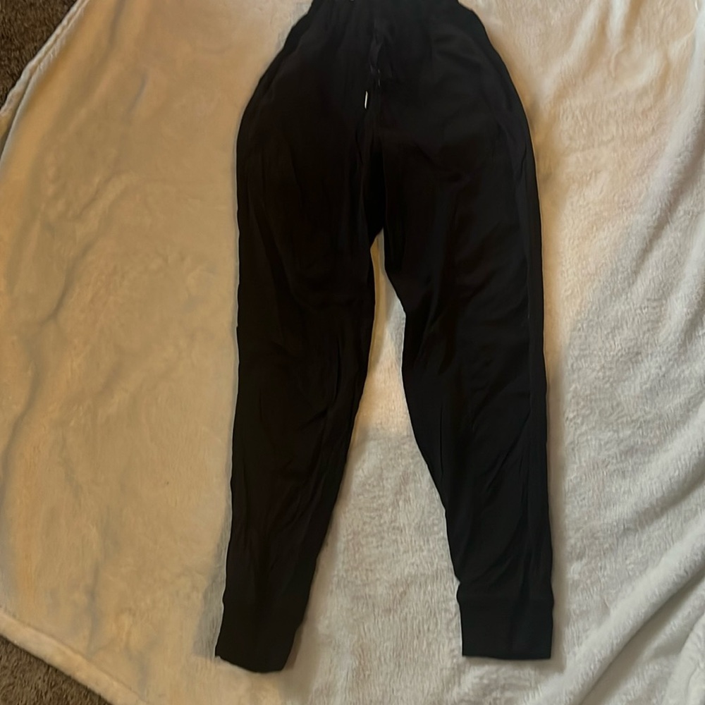 Lululemon black pants size 6 good shape